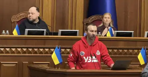 Фото: facebook.com/zheleznyak.y Лещенко з'явився в Раді у толстовці УЗ та оголосив про гнучке формування вартості на проїзні документи. - INFBusiness