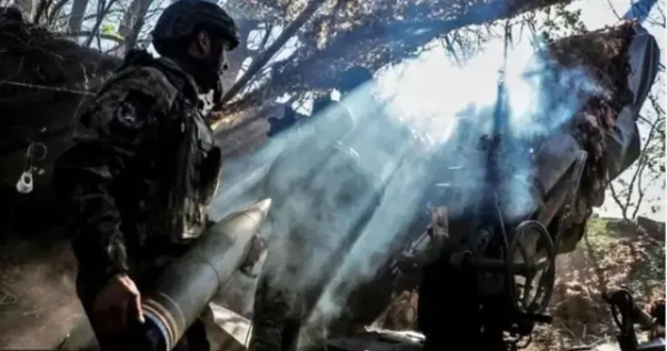 Автор фото, Reuters Військовий тримає снаряд