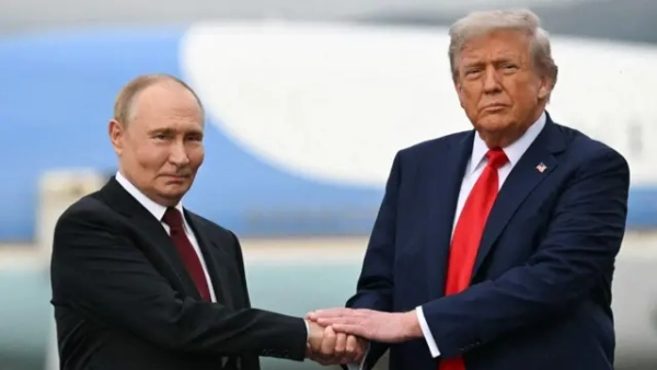 ```html Дональд Трамп і Володимир Путін під час зустрічі на Алясці