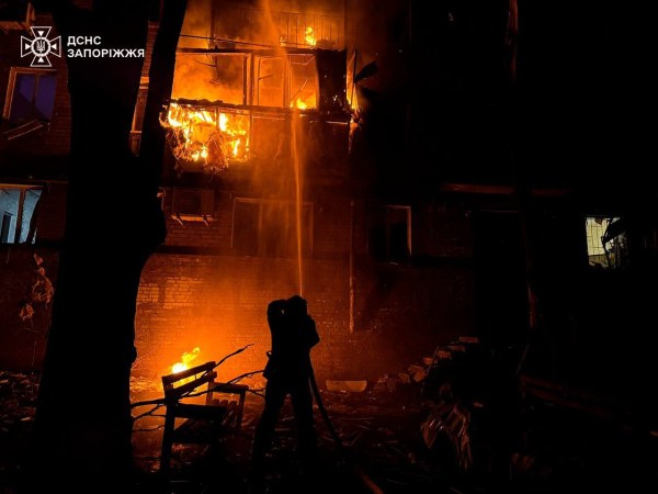 Росіяни не припиняють завдавати ударів по Україні. Внаслідок ворожої атаки в трьох районах Запоріжжя пошкоджено 31 багатоквартирний будинок та 20 будівель приватного сектору. Про це проінформував очільник Запорізької ОВА Іван Федоров. Вночі російська атака на Україну: дрони та ракети вразили Запорізьку та Дніпропетровську області (знімки, відеоматеріали) - INFBusiness