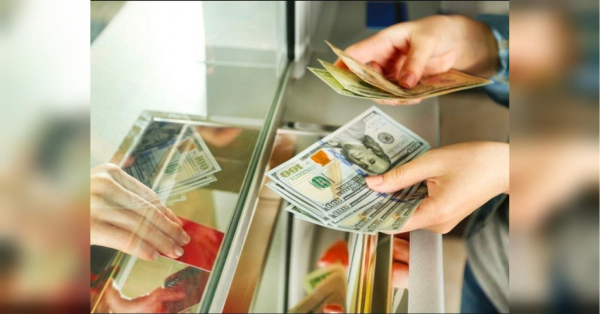 Незважаючи на інтенсивний розвиток онлайн-банкінгу, громадяни України все ще купують готівкову іноземну валюту в пунктах обміну валют майже вшестеро частіше, ніж безготівкову. Водночас, фінтех-компанії прагнуть подолати цей диспаритет, розробляючи інфраструктурні рішення, що додають зручності, безпеки та прогнозованості традиційному обміну готівки. Про це сповістив «Мінфін». Електронна можливість: резервування курсу долара в обміннику на годину - INFBusiness