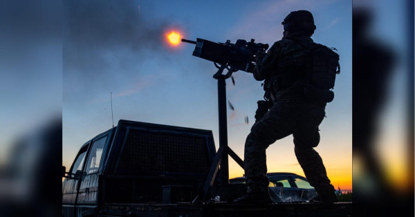 — Ми захищаємо Київ з одного з напрямків, — повідомив «ФАКТАМ» керівник однієї з київських мобільних вогневих команд Руслан, відомий за позивним «Дрімер» (тобто «Мрійник»). Дані команди полюють на «Шахеди», котрі ворог застосовує для атак на столицю. — У нашої команди є неофіційна назва імені Дарта Вейдера (на славу персонажа значущої кіноепопеї «Зоряні війни»). Бо те, чим ми зайняті, нагадує зоряні битви. Тому й нашу автівку жартома кличемо «Зірка смерті» (як бойову космічну станцію в «Зоряних війнах»). "Не лише "Шахеди" становлять загрозу, а й дрони-імітації": пояснення командира мобільної вогневої групи щодо необхідності збиття дронів-"приманок" - INFBusiness