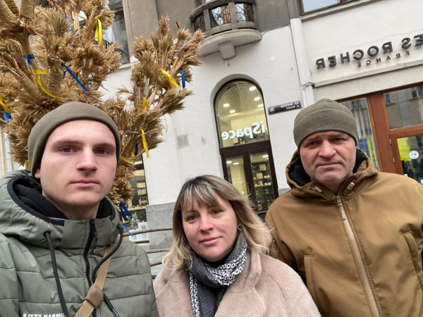 Тетяна з чоловіком Максимом та молодшим сином Дмитрієм, який вирішив стати офіцером-артилеристом "Упізнала сина на кадрах: Кадиров торгується санкціями за обмін полоненими", — слова матері зниклого лікаря - INFBusiness