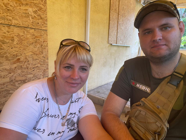 Тетяна Фоменко зі старшим сином Олександром. Фото зроблено в Дружківці, коли мама приїздила туди, щоб побачитись з сином "Упізнала сина на кадрах: Кадиров торгується санкціями за обмін полоненими", — слова матері зниклого лікаря - INFBusiness