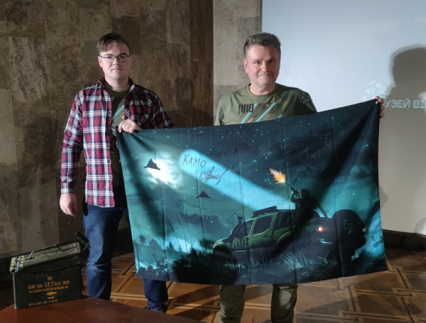 «Дример» (праворуч) і «Студент» з прапором своєї мобільної вогневої групи, яка має неформальну назву імені Дарта Вейдера - на честь героя культової кіноепопеї «Зоряні війни». Фото автора "Не лише "Шахеди" становлять загрозу, а й дрони-імітації": пояснення командира мобільної вогневої групи щодо необхідності збиття дронів-"приманок" - INFBusiness