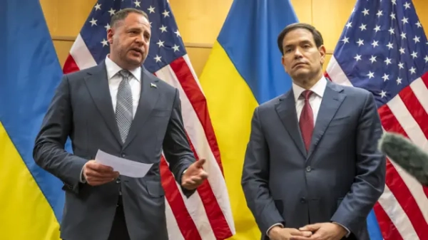 Єрмак і Рубіо під час пресконференції на тлі прапорів України та США