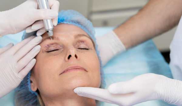 Вікові зміни біля очей виникають ще до того, як ми вперше спостерігаємо опущення повік чи "стомлений" вигляд на фотографіях. На анатомію даної області впливає багато факторів: спадковість, особливості виразу обличчя, стан шкіри і навіть те, яким чином розподіляються жирові відкладення з плином часу. У певний момент турбота про шкіру перестає приносити колишній результат, і постає питання: чи не пора подумати про блефаропластику? Пластика повік: все про операцію - кому, як роблять, реабілітація - INFBusiness