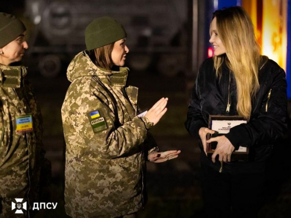 Відома голлівудська зірка кіно і спеціальний представник ООН у питаннях переселенців Анджеліна Джолі нещодавно завітала до України. Зокрема, «місіс Сміт» відвідала м. Херсон та м. Миколаїв. "Місіс Сміт": подорож в Україну завершилась добре – відгуки блогерів про візит Анджеліни Джолі - INFBusiness
