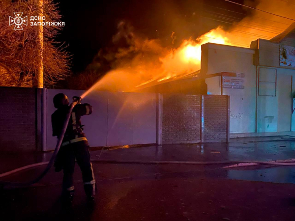 Росіяни не припиняють завдавати ударів по Україні. Внаслідок ворожої атаки в трьох районах Запоріжжя пошкоджено 31 багатоквартирний будинок та 20 будівель приватного сектору. Про це проінформував очільник Запорізької ОВА Іван Федоров. Вночі російська атака на Україну: дрони та ракети вразили Запорізьку та Дніпропетровську області (знімки, відеоматеріали) - INFBusiness