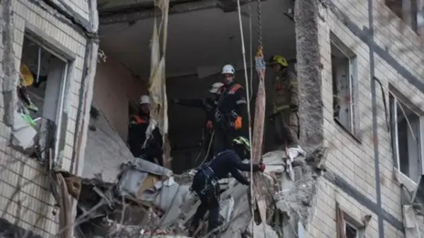 Рятувальники шукають мешканців будинку в Дніпрі, в який влучив безпілотник