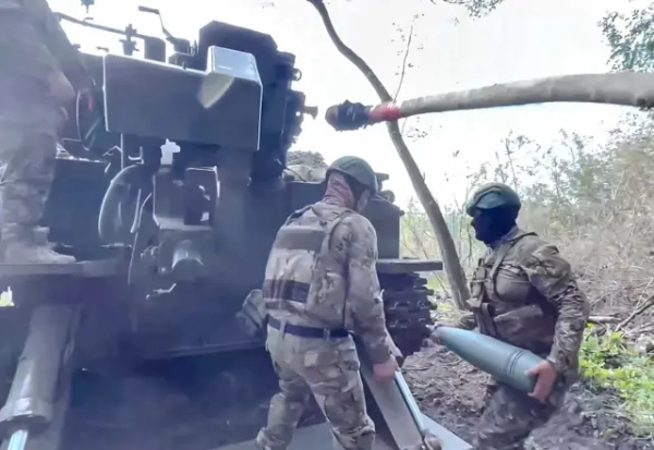 двоє росіян заряджають гаубицю