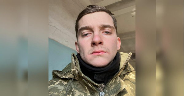 23-річний Сергій Кириленко з Старокостянтинова, що на Хмельниччині, був тим, на кого брали приклад не тільки близькі та товариші, а й військові побратими. Відважний, принциповий, професіонал у військовій справі та абсолютний добряк — саме так говорять про офіцера ті, хто його знав. Початок ворожого вторгнення 24 лютого 2022 року прикордонник з позивним «Магістр» зустрів зі зброєю в руках під час захисту Маріуполя. Згодом, наражаючи себе на небезпеку, вивів групу з повного оточення супротивника. Свій фінальний бій оборонець прийняв 6 липня 2023 року на Запорізькому напрямку. Сергій був у складі одного зі штурмових загонів. Тоді прикордонники прорвали лінію захисту окупантів та дали можливість просунутися нашим військам вперед. Але хоробрий воїн завершив цей бій смертю. Посмертно прикордоннику присвоєно наступне військове звання капітан і титул Герой України. Після важкої втрати сім'я капітана Сергія Кириленка, який поліг 6 липня минулого року, на отримані компенсації придбала та передала прикордонникам FPV-дрони та комплект керування FPV-дронами з винесеною антеною, які допомагають українським оборонцям у боротьбі з агресором. Істекаючи кров'ю, сповістив про засідку противника: розповідь про 23-річного Героя України, який пожертвував життям, щоб врятувати товаришів. - INFBusiness