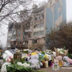 Трагедія в Тернополі: батько ніс домовину сина під час прощання з загиблими від російської атаки (відео) - INFBusiness