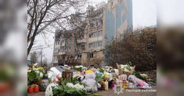 Трагедія в Тернополі: батько ніс домовину сина під час прощання з загиблими від російської атаки (відео) - INFBusiness