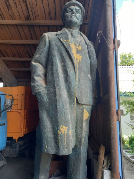 Леніна "з рук" у доброму вигляді: полтавська спільнота, потерпаючи від браку коштів, продала на торгах вже демонтований монумент. - INFBusiness