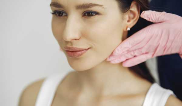 Вилицева кістка – це важлива частина лицьового скелета. Вона забезпечує підтримку м'яких тканин, формує контури обличчя та впливає на вигляд носогубних складок. З плином часу об'єм кісткової та жирової тканини зменшується, зв'язки змінюють розподіл навантаження, і обличчя втрачає чіткість, тканини провисають. Імпланти вирішують питання радикально: створюють постійну тверду основу, у той час як філери діють тимчасово. Вилицеві імпланти: відновлення об'єму без ін'єкцій - INFBusiness