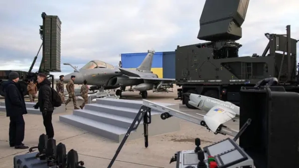 Автор фото, Getty Images Винищувач Rafale, безпілотники і боєприпаси на авіабазі Віллакубле, куди має прибути Володимир Зеленський