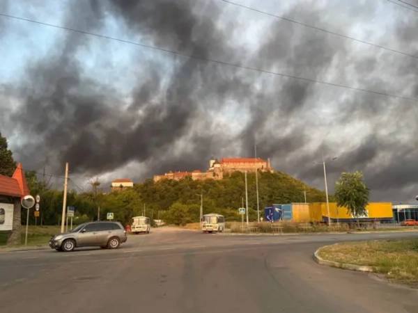 Автор фото, SPUTNIK/KREMLIN/EPA/Shutterstock Дим у Мукачевому