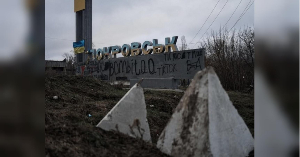 Спершу Бахмут, згодом Авдіївка, а нині Покровськ. Упродовж кожного з останніх трьох років російські воєначальники визначали середньої величини українське місто як чергову ключову мішень свого вторгнення, витрачаючи колосальну кількість живої сили та техніки на його захоплення. Питання полягає не в тому, чи буде взято Покровськ, а в тому, що це означатиме для війни, пише Марк Чемпіон у Bloomberg. Втрата Покровська призведе до змін — медіа - INFBusiness