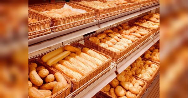 З початку жовтня в Україні почала збільшуватися вартість хліба, що обумовлено об'єктивними факторами. Від початку місяця основний продукт харчування українців піднявся в ціні приблизно на 2 гривні, і ще стільки ж може додати в листопаді та грудні. Підвищення цін на хліб до свят: вартість буханця може сягнути 46 гривень. - INFBusiness