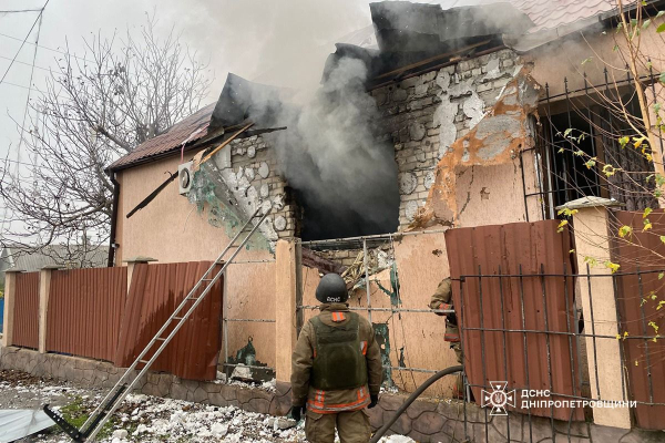 Фото ДСНС Вогонь, знищення та численні обстріли: російські атаки на українські області, горять будівлі та навчальні заклади - INFBusiness