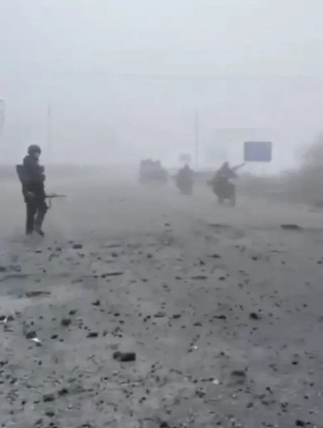 Російські солдати їдуть на мотоциклах в тумані 