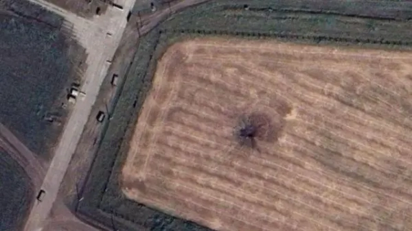 Супутниковий знімок від російського військового блогера показує вирву після падіння &quot;Кинджала&quot;