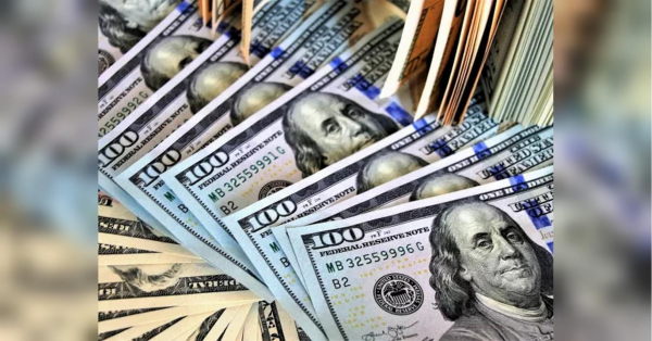 Вартість долара в Україні позначається на ціні багатьох продуктів, наприклад, бензину. І хоча фахівці прогнозують зростання ціни дизельного палива, сам курс американської валюти до гривні залишиться незмінним і на третьому тижні листопада. Доларовий курс до 23 листопада: чи варто чекати різких змін - INFBusiness