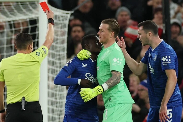 Все закінчилося вилученням. Партнери по команді Миколенка влаштували бійку прямо на газоні