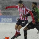 Воротар розчищав сніг совком. Заметіль вплинула на завершення канадської футбольної першості. - INFBusiness