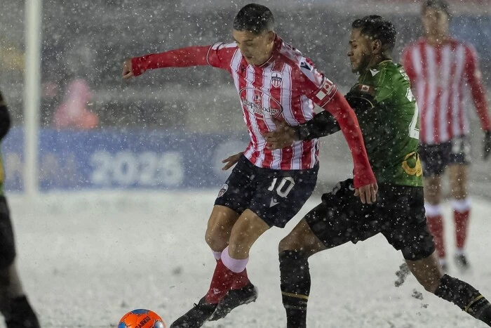 Голкіпер прибирав сніг лопатою. Хурделиця внесла зміни у фінал першості Канади з футболу