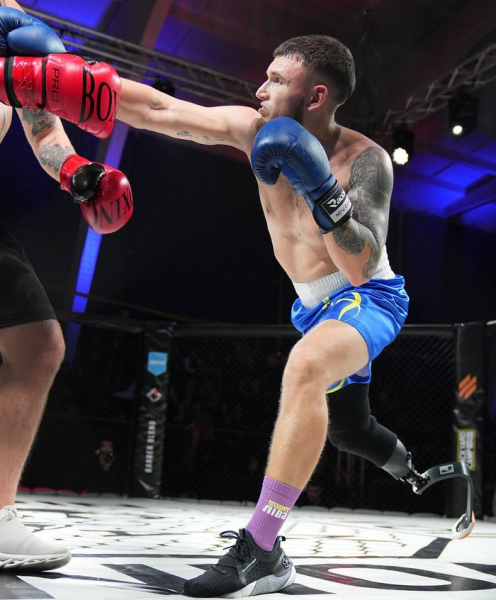 «Це дуже класна реабілітація і, звісно, адреналін, який у звичайному житті вже не знайдеш, адже ми, ветерани, були на війні, а там всі військові стають трішки залежними від адреналіну», - каже Олександр "Перший бойовий досвід - наче дебют на рингу, але в стократно жахливішому вимірі": воїн, що втратив кінцівку, освоїв бокс із протезом. - INFBusiness