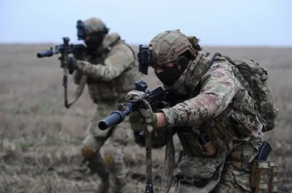 Двоє українських солдатів з автоматами йдуть в атаку. Архівне фото