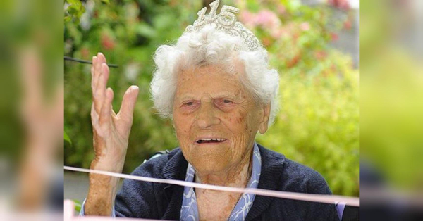 Англійська громадянка Етель Катерем з’явилася на світ у 1909 році, їй виповнилося 116 років у 2025 році, а за рік до того, святкуючи свою 115-ту річницю, вона зауважила, що «не розуміє, чому довкола стільки метушні». Того ж року Етель отримала послання від короля Чарльза, в якому він привітав її з «воістину визначною подією», а також надіслав свої «щирі вітання», повідомляє Unilad. Секрет вікового довголіття: поради найстаршої мешканки планети. - INFBusiness