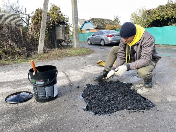 "Моє захоплення – ліквідувати вибоїни": програміст з Полтавської області власноруч ремонтує дорожнє покриття на пошкоджених вулицях. - INFBusiness