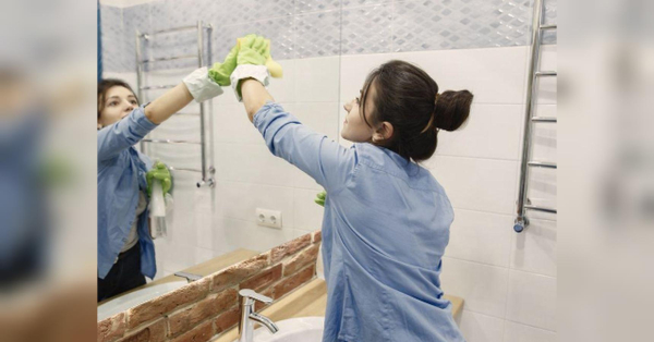 Щоб дзеркальні поверхні в оселі завжди сяяли чистотою і не мали слідів, зовсім не обов’язково вдаватися до сильних хімічних речовин. Достатньо скористатися простими доступними методами, які використовували ще наші прабабусі. Дзеркало сяятиме: простий лайфхак з миючим засобом. - INFBusiness