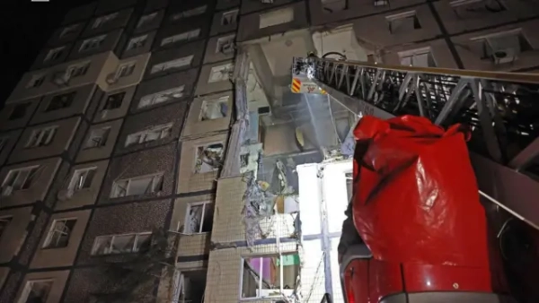 Автор фото, ДСНС Дніпропетровщини У Дніпрі удар росіян прийшовся по житловому будинку