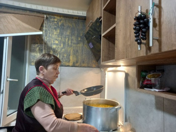 У притулку пахне супом зі спеціями, та ніхто нікого не засуджує Грузин із Луганська, українка з Лисичанська. Як колишні безпритульні придбали дім без зручностей: розповідь про дивовижне почуття. - INFBusiness