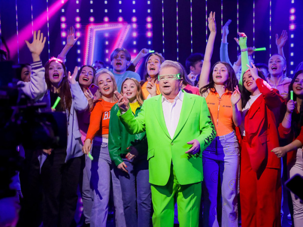 Михайло Поплавський, ікона стилю, котрий трансформував свою індивідуальність у механізм досягнення, в переддень дня народження в розмові з Григорієм Решетніком на YouTube поділився рефлексіями про 30-річний ювілей власного піар-проєкту «Співаючий ректор» та задуми на прийдешнє. "Прагну юності": Поплавський про переконання та міць торгової марки - INFBusiness