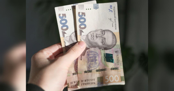 Від сьогоднішнього дня можна оформлювати прохання на «зимову» фінансову підтримку від уряду в розмірі 1000 грн. Про це нагадав український лідер Володимир Зеленський у п'ятницю, 14 листопада. Виплати 1000 гривень стартували для українців: Зеленський розповів про кількість бенефіціарів - INFBusiness