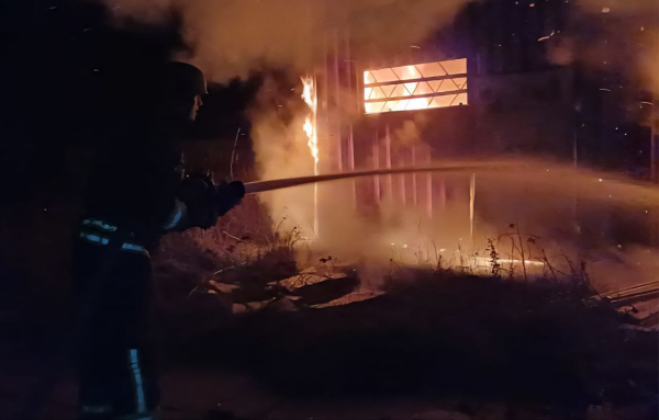 Росіяни не припиняють завдавати ударів по Україні. Внаслідок ворожої атаки в трьох районах Запоріжжя пошкоджено 31 багатоквартирний будинок та 20 будівель приватного сектору. Про це проінформував очільник Запорізької ОВА Іван Федоров. Вночі російська атака на Україну: дрони та ракети вразили Запорізьку та Дніпропетровську області (знімки, відеоматеріали) - INFBusiness