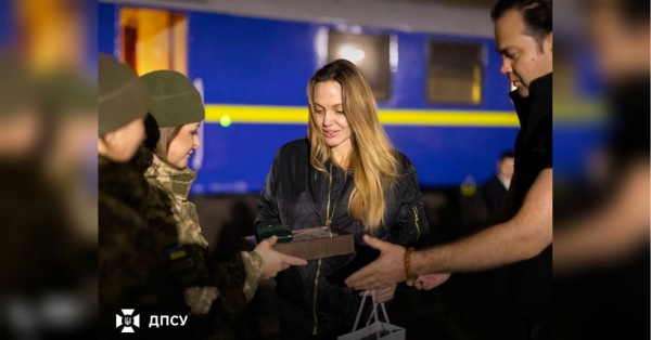 Відома голлівудська зірка кіно і спеціальний представник ООН у питаннях переселенців Анджеліна Джолі нещодавно завітала до України. Зокрема, «місіс Сміт» відвідала м. Херсон та м. Миколаїв. "Місіс Сміт": подорож в Україну завершилась добре – відгуки блогерів про візит Анджеліни Джолі - INFBusiness