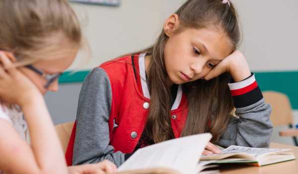 В останні роки експерти фіксують підйом кількості дітей з проблемами концентрації. Педагоги роздратовані, дитина відчуває сором, а батьки розгублені. Однак зосередженість - це не риса особистості, а функція мозку, яка залежить від багатьох факторів: від відпочинку та харчування до рівня неспокою. Про те, коли "розсіяність" – вікова особливість, а коли причина звернутися до фахівця, розповідає лікар-невролог Центру компетенцій "Дитяча неврологія, нейропсихологія та логопедія" Дитячої клініки "Медсі" на Пироговській Альбіна Маскаєва. Дитяча неуважність в школі: погляд медицини - INFBusiness