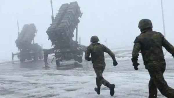 ```html Військові біжать до систем Patriot