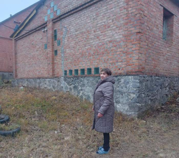 Тепер Світлана - нова власниця старого будинку Грузин із Луганська, українка з Лисичанська. Як колишні безпритульні придбали дім без зручностей: розповідь про дивовижне почуття. - INFBusiness