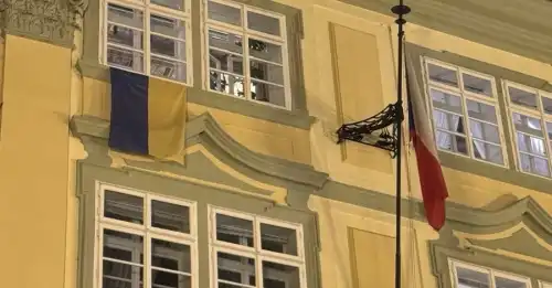 Фото: x.com/ODScz Чеські парламентарі вивісили три українські стяги на будівлі сейму. - INFBusiness