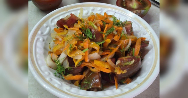 У зв’язку з відключеннями електроенергії українці шукають оперативні та нескладні рецепти. Цей салат безсумнівно підійде. На його створення знадобляться лічені хвилини, а смак приємно здивує, зазначає кулінарка Оксана Дорош. Овочевий мікс: простий шлях до апетитної вечері. - INFBusiness