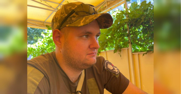 — Мій чоловік є військовослужбовцем, однак я не бажала, щоб наші хлопці пішли дорогою батька, — повідомила «ФАКТАМ» Тетяна Фоменко, мати зниклого безвісти старшого бойового медика 24-річного Олександра Фоменка. — Я захотіла, щоб наш старший син Сашко вивчився на зубного техніка (хоча він мріяв стати військовим лікарем). Та все ж, коли почалася широкомасштабна війна, мій Сашко добровільно пішов на фронт. У вересні 2023 року він пропав безвісти під час битви за Бахмут у бою біля села Кліщіївка. Точних відомостей про те, що з ним трапилось, у нас досі немає. Близько півтора місяця після зникнення Сашка я не могла заснути. Живу вірою, що він потрапив у полон і його вийде обміняти. Стосовно молодшого сина Дмитрія. Незважаючи на те, що я була проти того, щоб він ставав військовим, Дмитрій після початку великої війни вступив до Національної академії сухопутних військ імені гетьмана Петра Сагайдачного у Львові. Я як волонтер співпрацювала з 63 окремою механізованою бригадою ЗСУ. Просила її офіцерів переконати Дмитрія не йти вчитися у військову академію, але він не змінив свого рішення. Цього року молодший син завершує навчання, стане офіцером-артилеристом. А мій чоловік зараз не у війську — звільнився через травмування. "Упізнала сина на кадрах: Кадиров торгується санкціями за обмін полоненими", — слова матері зниклого лікаря - INFBusiness