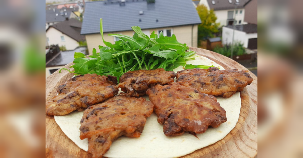 Чимало людей недооцінюють субпродукти з курки. І зовсім не варто. Готові з них наїдки виходять неймовірно апетитними. Між іншим, фуа-гра — це ж також печінка. Щоправда, не з курки, а з гуски. Гусей відгодовують у особливих умовах. Апетитні оладки з курячої печінки: пальчики оближеш - INFBusiness