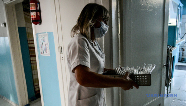 МОЗ планує взяти під свою опіку шкільних медсестер.